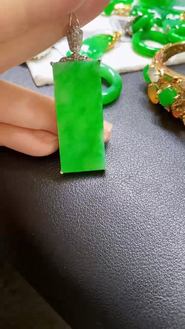 颈饰18K金镶嵌翡翠无事牌