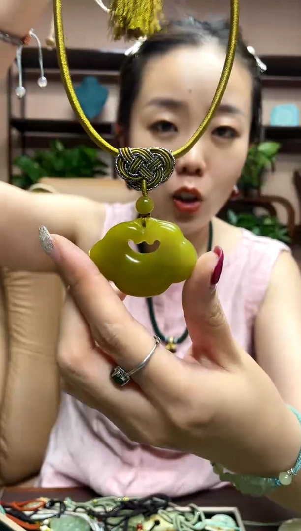 岫玉未镶嵌颈饰多样性发货发其中之一