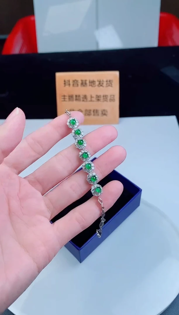 颈饰未镶嵌翡翠