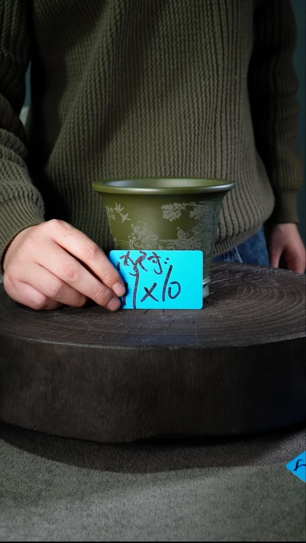 A宜兴紫砂小花盆