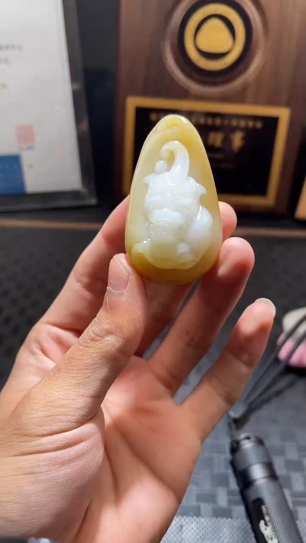 和田玉未镶嵌颈饰金山糖白吊坠 1