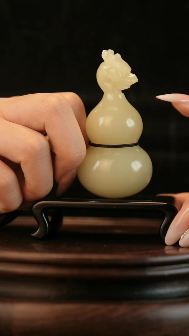 云南石竹叶青雕刻：龙头福禄