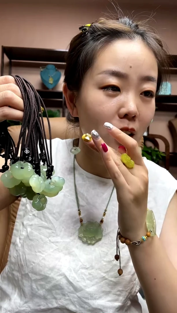 岫玉未镶嵌吊坠多样性发货发其中之一