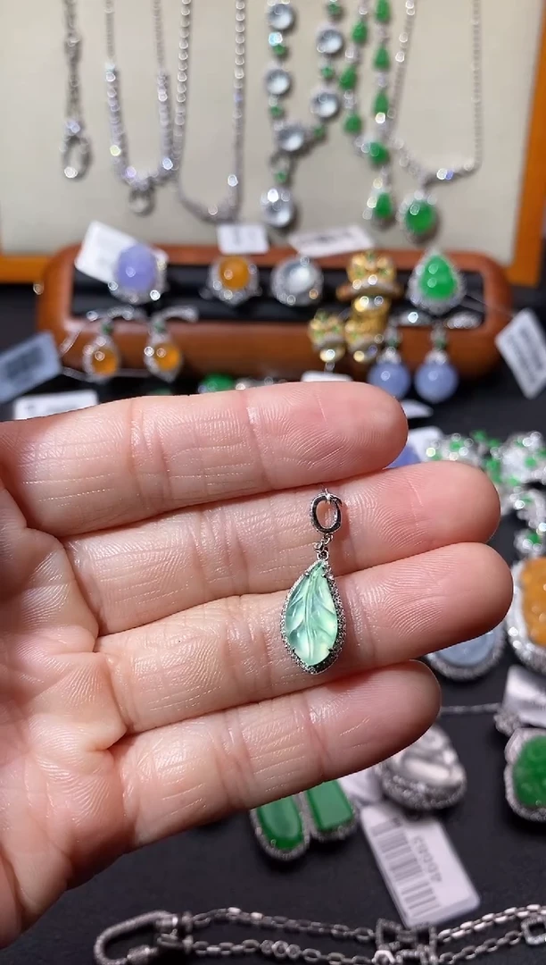 【闪购商品】翡翠吊坠(不含链)18K金镶嵌吊坠