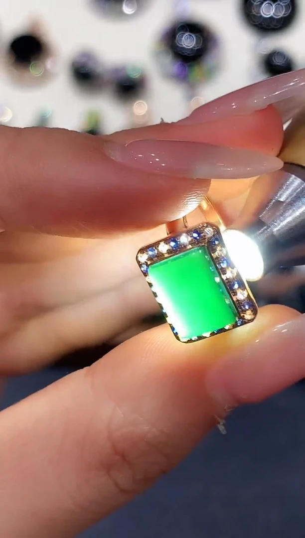 18K金镶嵌戒指翡翠多样性发其一