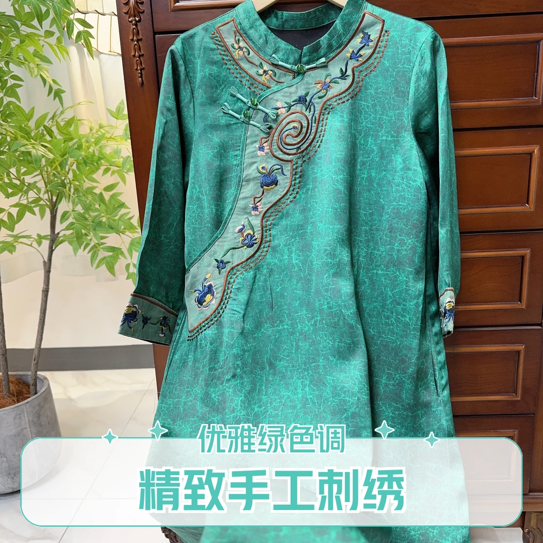 5315新中式斜襟绣花绿色复古连衣裙