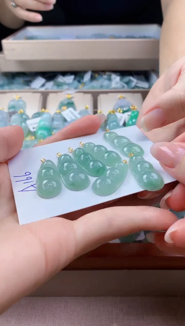 翡翠18K金镶嵌颈饰多样性发其一件