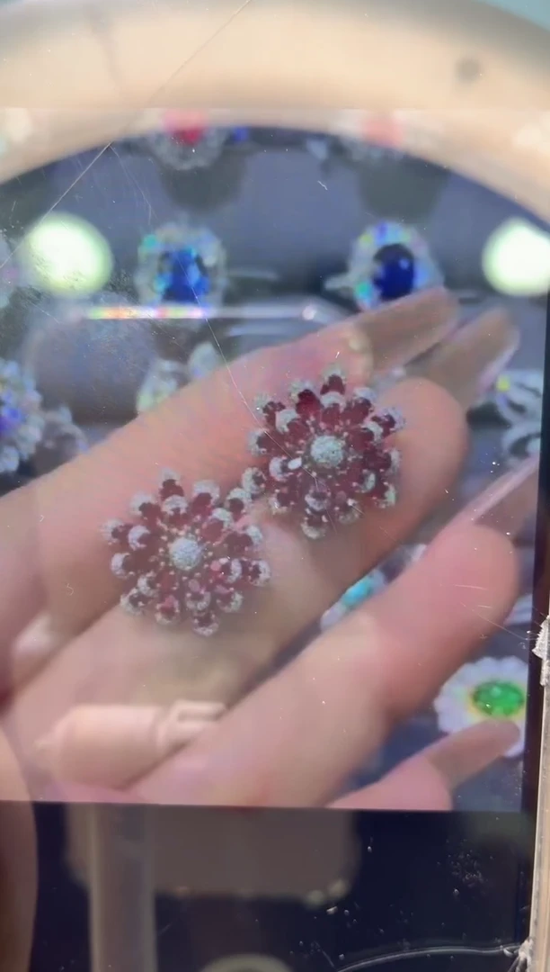 18K金镶嵌耳饰红宝石楚*-