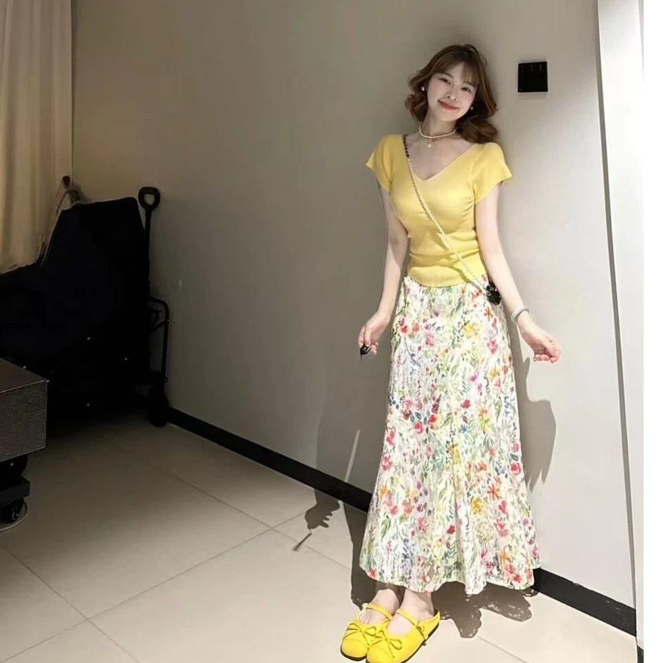 2025新款黄色V领针织短袖上衣显瘦女装夏季高腰碎花半身裙两件套