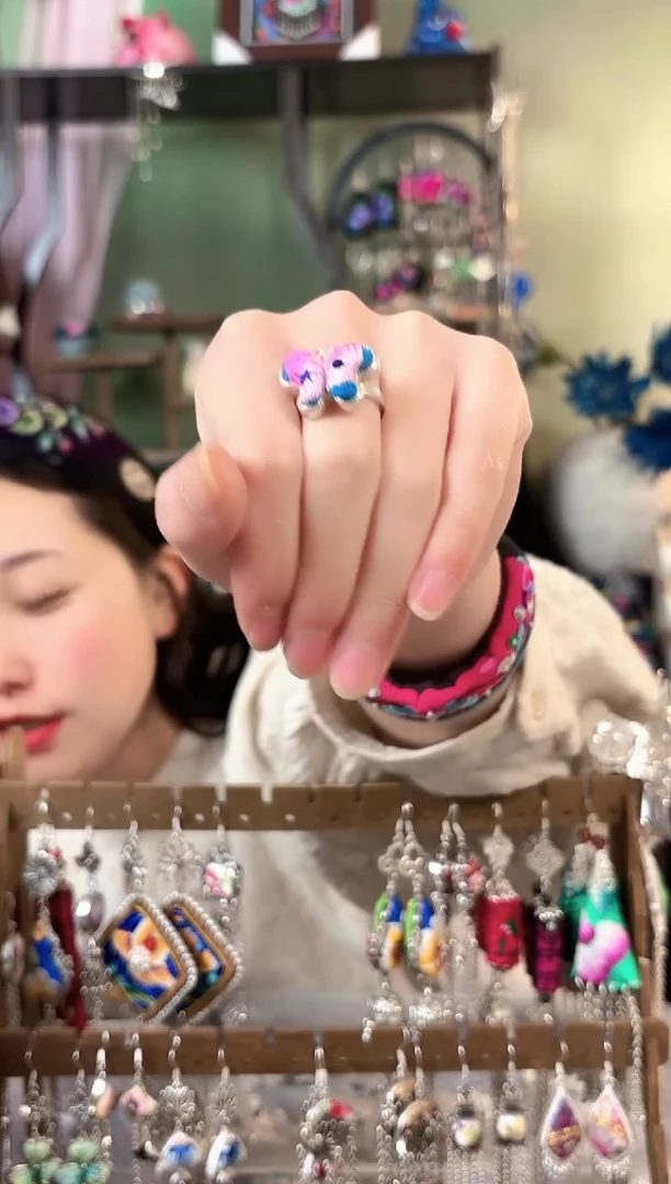 彩云南阁非遗老绣饰品318