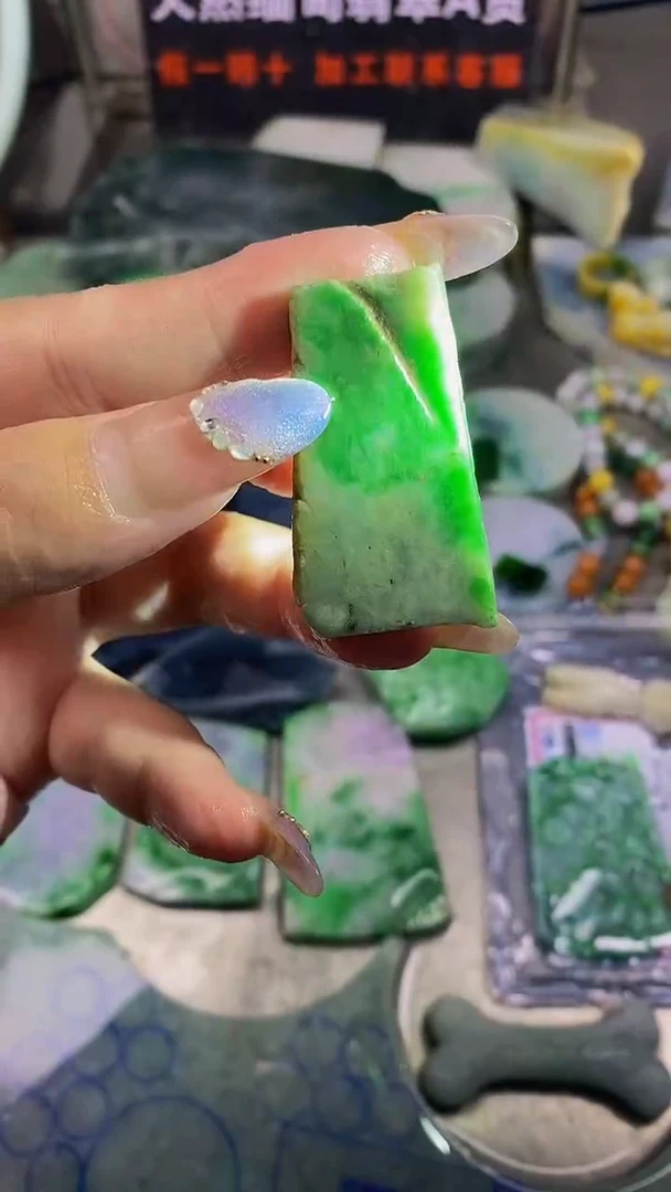 翡翠散珠未镶嵌天然面点翡翠A货302