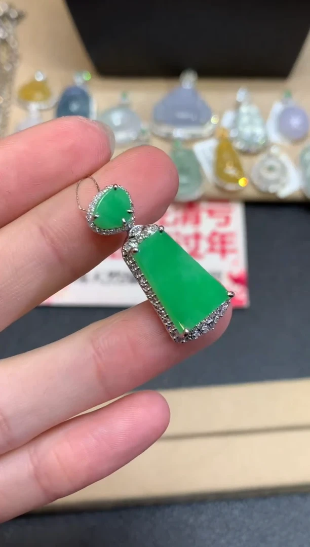 【闪购商品】翡翠颈饰18K金镶嵌无事牌【无服务费】