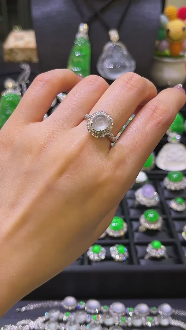 18K金镶嵌戒指翡翠戒指