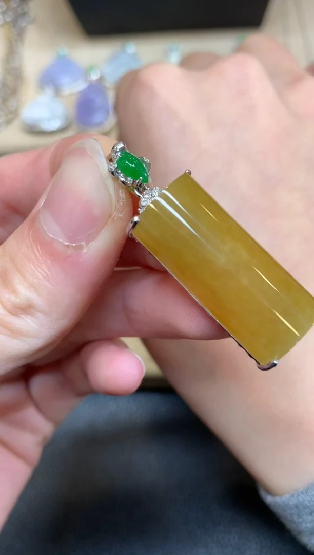 【闪购商品】翡翠颈饰18K金镶嵌无事牌【无服务费】