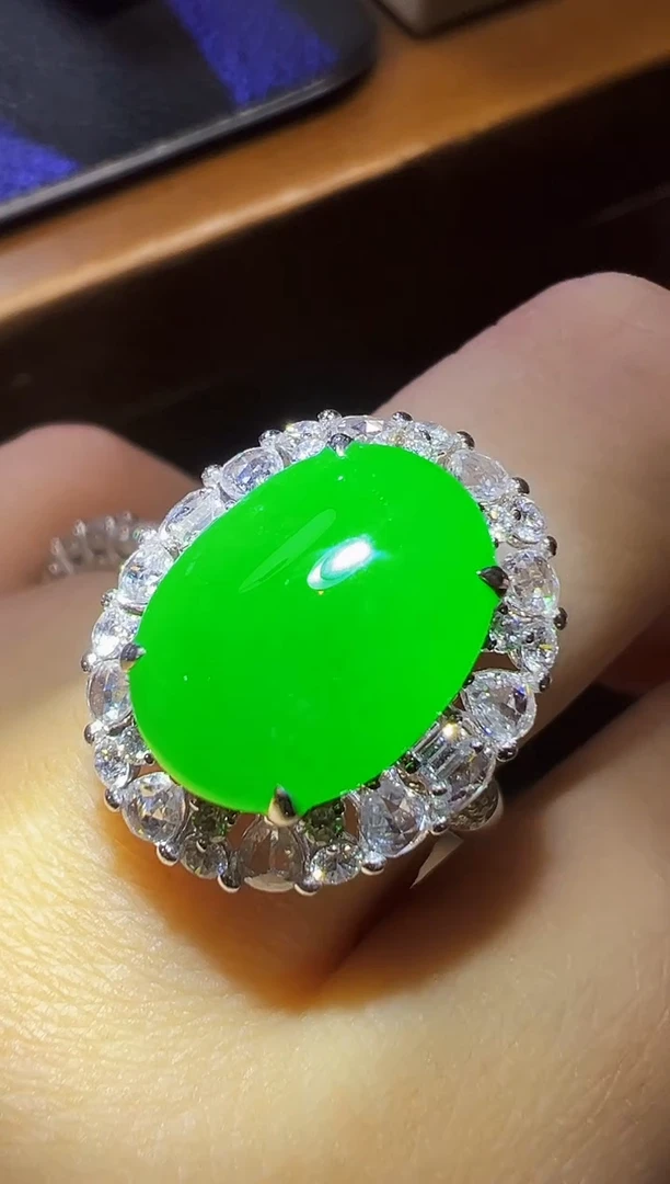 颈饰18K金镶嵌翡翠蛋面