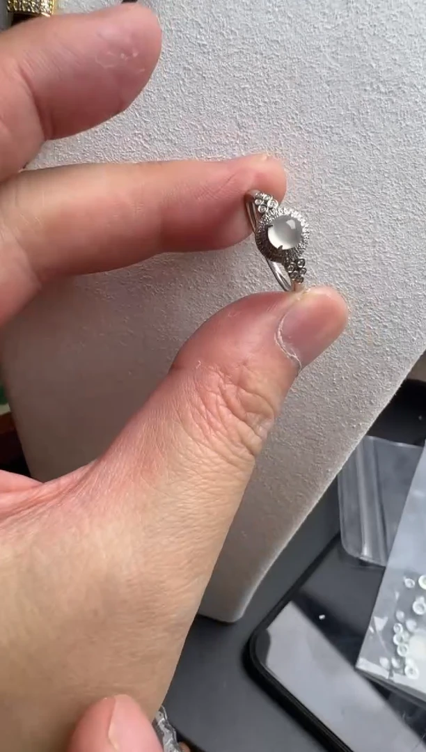 【闪购商品】翡翠颈饰18K金镶嵌戒指