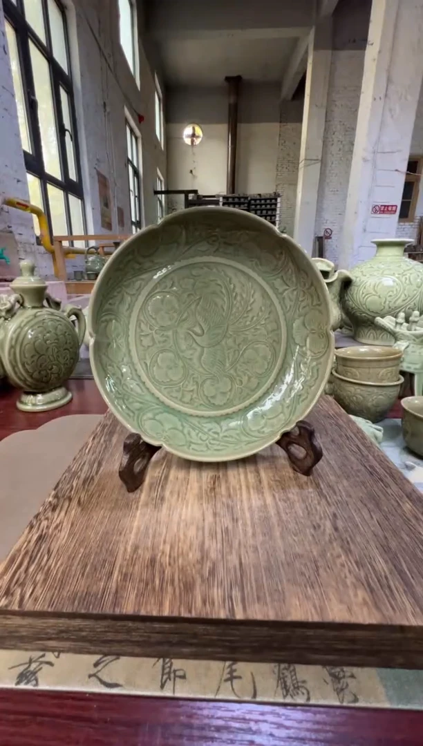 微瑕耀州窑凤穿牡丹盘