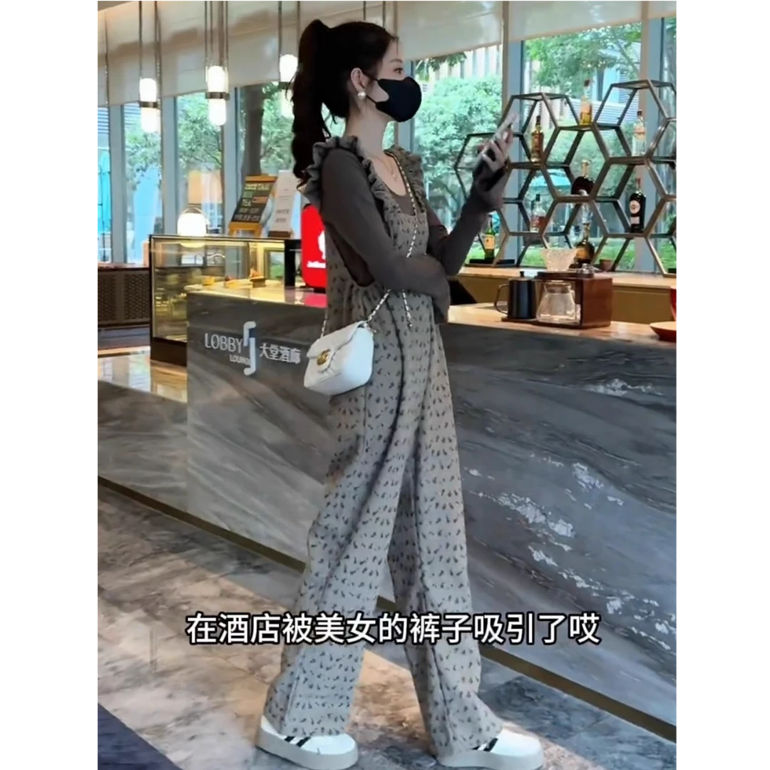 气质一整套ootd穿搭又酷又飒减龄打底衫叠穿碎花背带裤套装女25秋