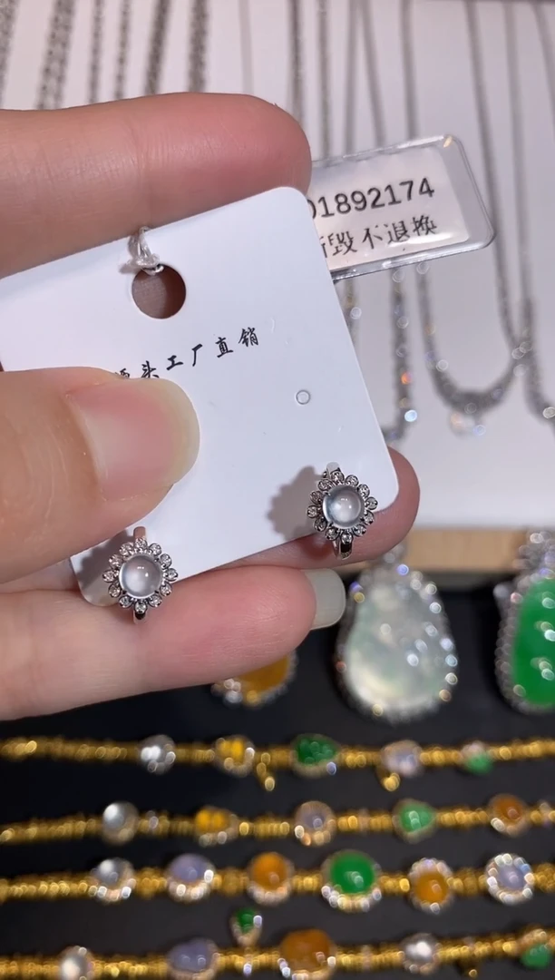 18K金镶嵌翡翠耳饰耳饰