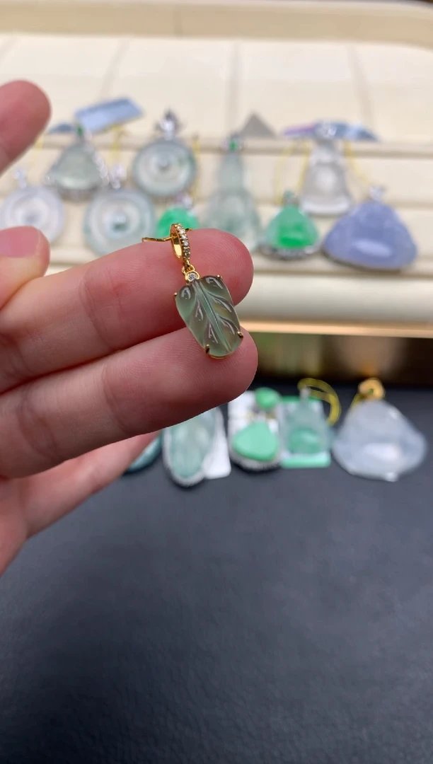 翡翠18K金镶嵌颈饰A700