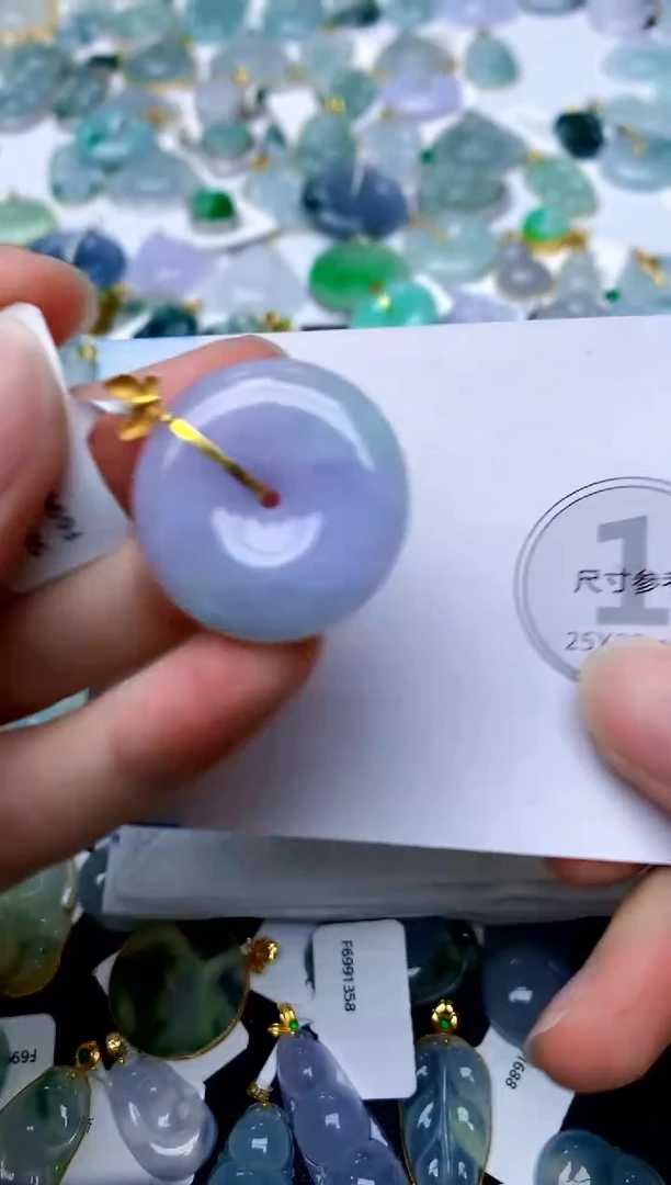 颈饰18K金镶嵌翡翠天然A货翡翠