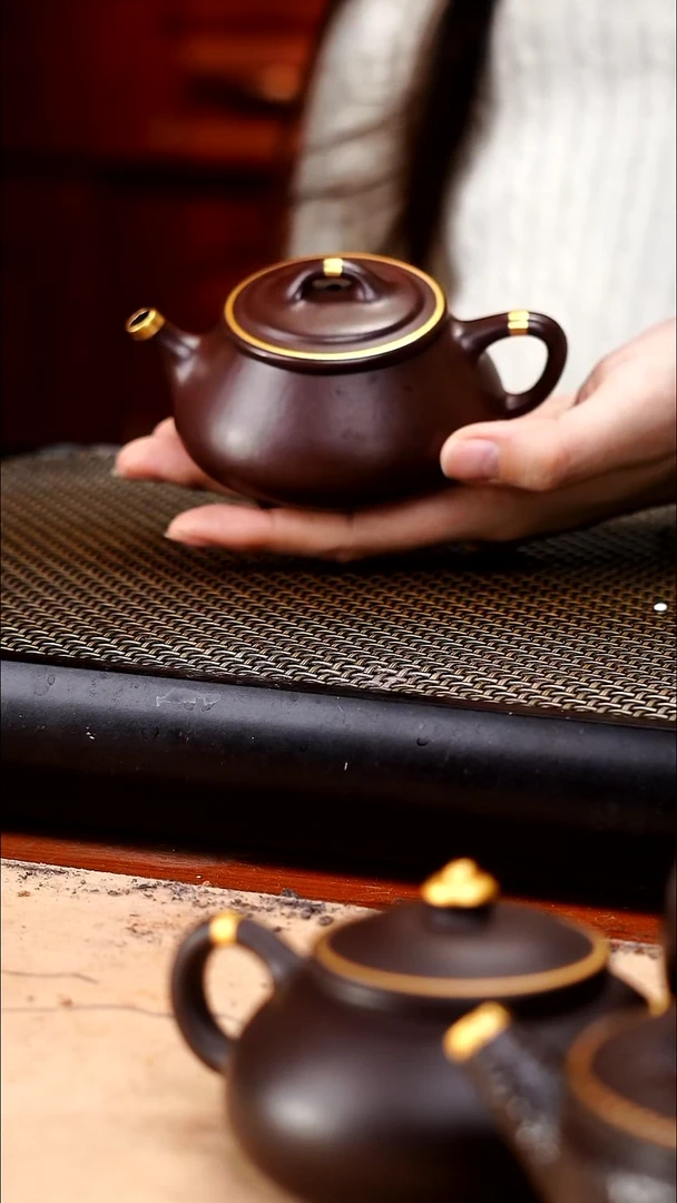 茶壶紫砂四号井茄皮紫泥描金薄胎三足逸瓢150cc