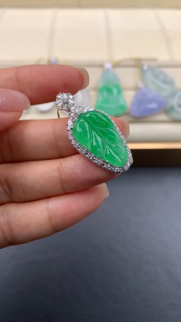 翡翠18K金镶嵌颈饰Q569