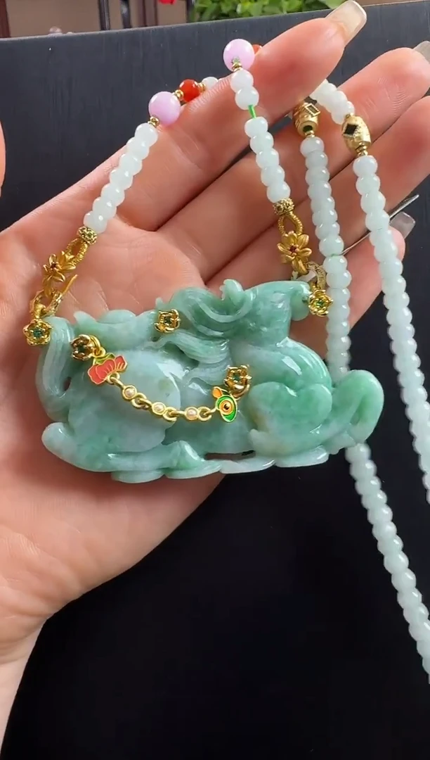 颈饰未镶嵌翡翠马牌