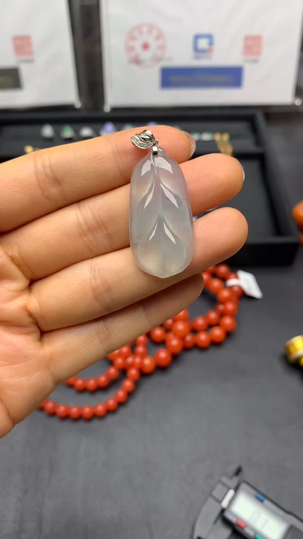 颈饰18K金镶嵌翡翠叶子