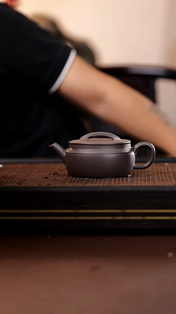 茶壶紫砂EF15720-C徐国良 肩线汉瓦水碧泥内推180cc