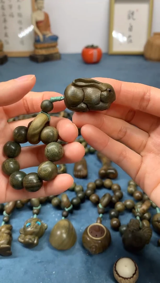 【闪购商品】维腊木（绿檀）把件玉兔 盘玩件