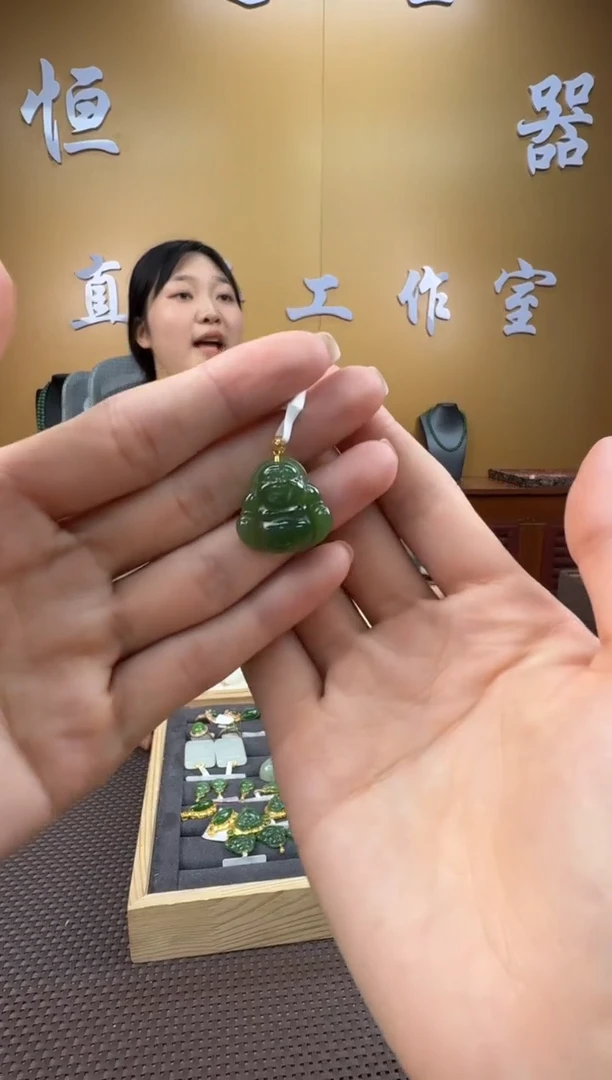 颈饰18K金镶嵌和田玉挂件