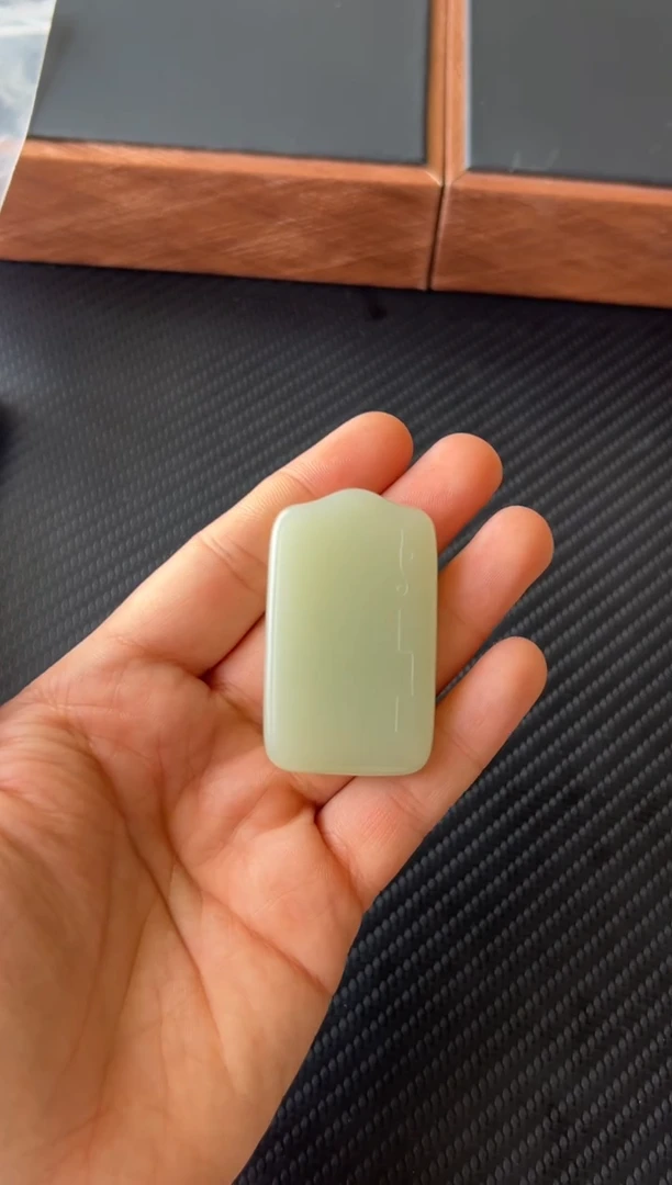 【闪购商品】和田玉吊坠(赠链)未镶嵌且末微色差迪克兰一细