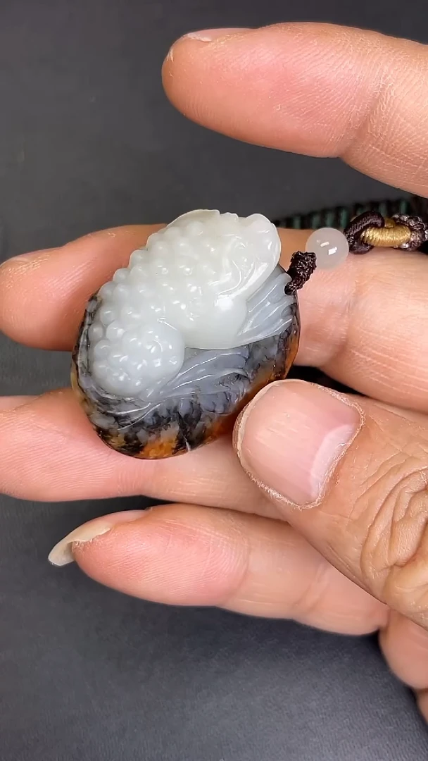 颈饰未镶嵌和田玉709029#新疆楼兰三色三足蟾吊坠