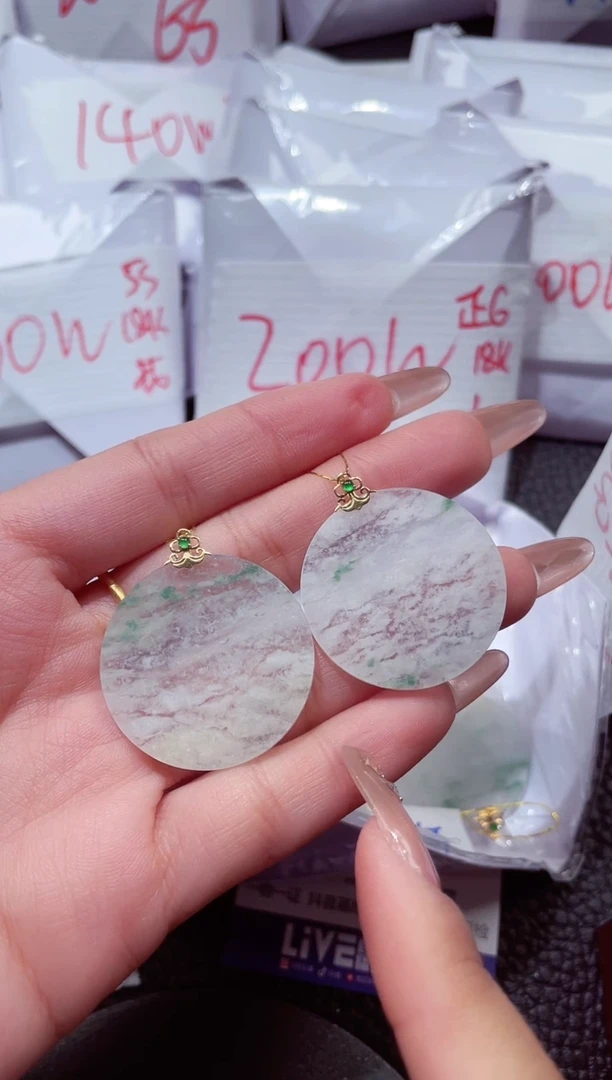 颈饰18K金镶嵌翡翠125多样性发其一