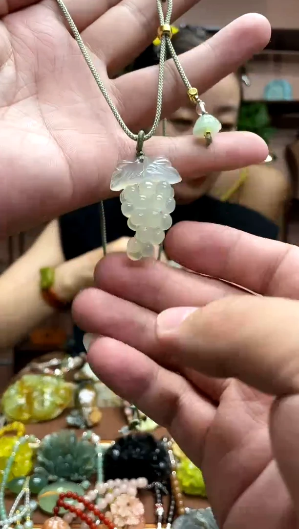 未镶嵌岫玉吊坠多样性发货发其中之一