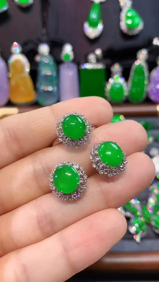 18K金镶嵌戒指翡翠一套