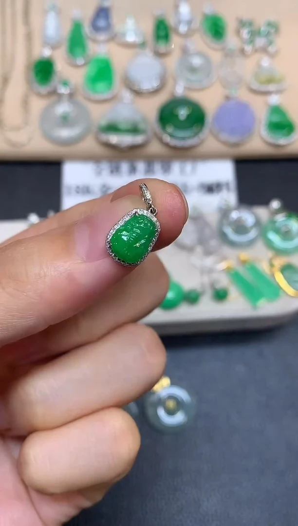 颈饰18K金镶嵌翡翠貔貅【无服务费