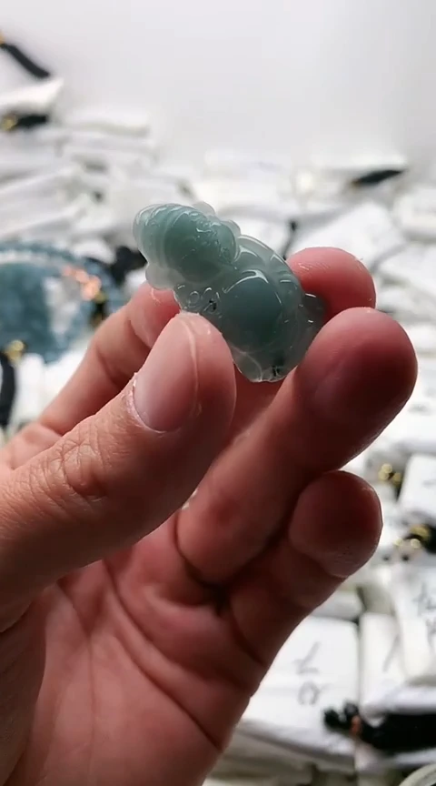 翡翠未镶嵌颈饰财神爷