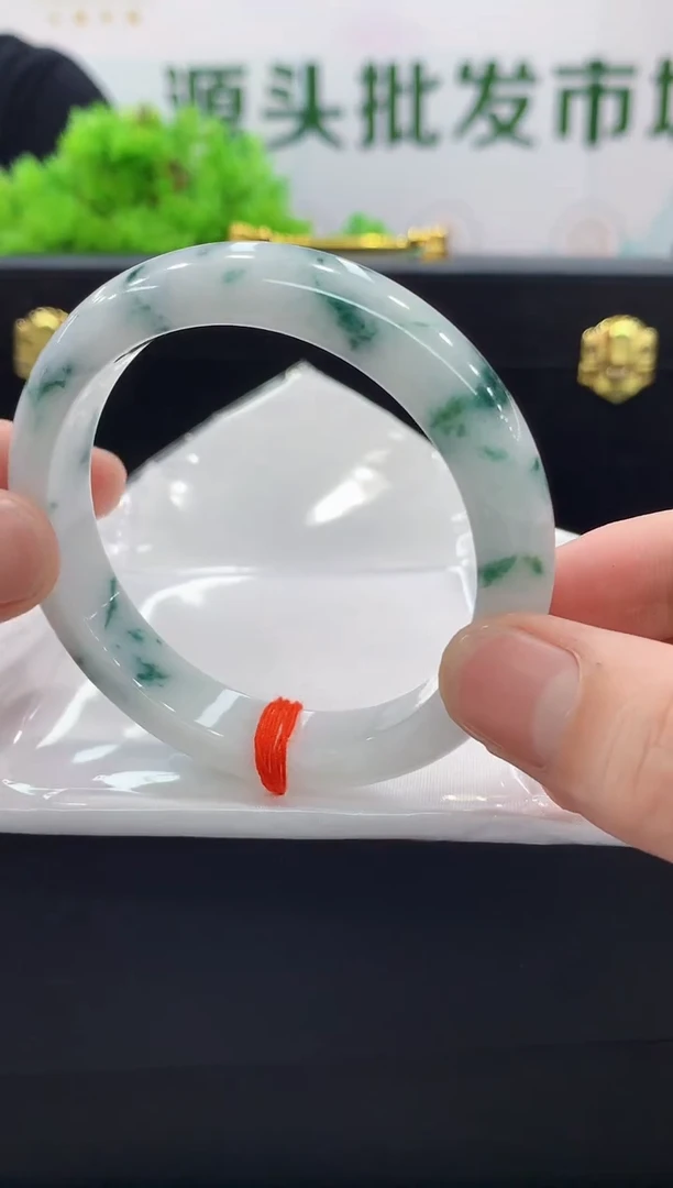 翡翠手镯未镶嵌手镯