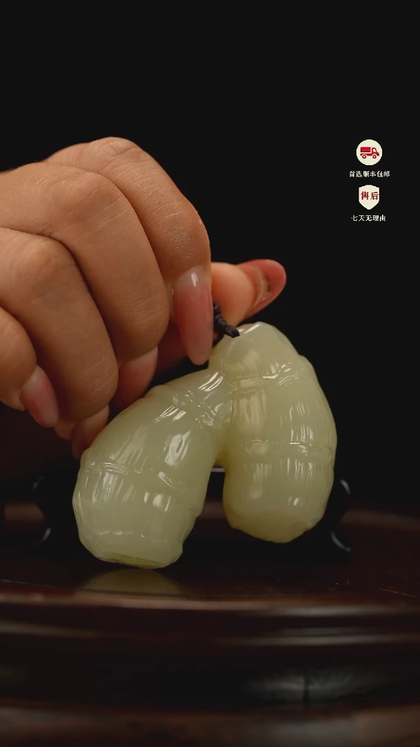 云南石竹叶青雕刻：手握江山把件摆件