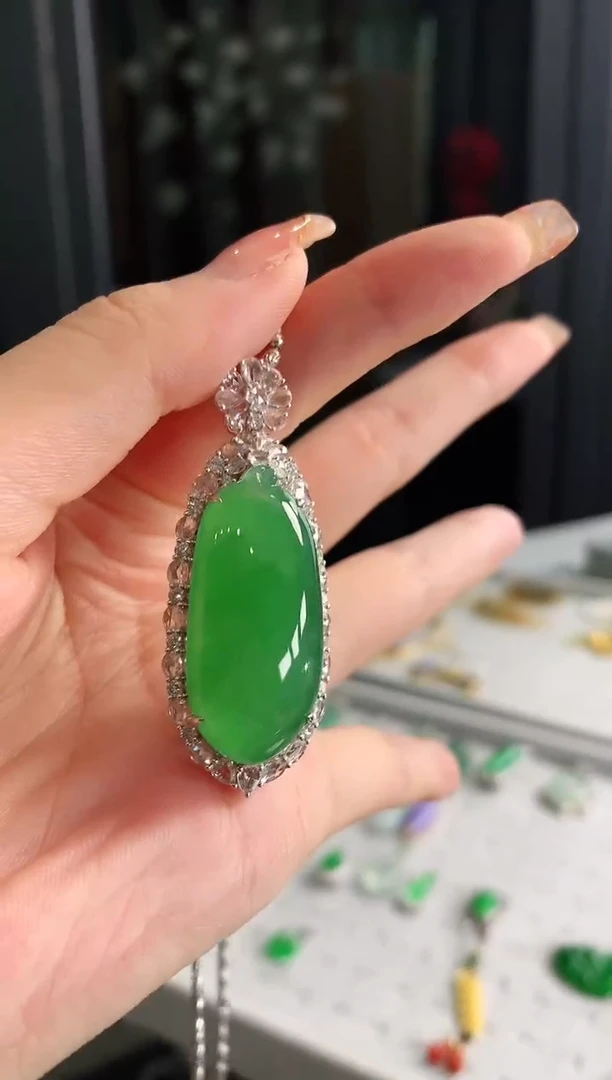 【闪购商品】翡翠吊坠(不含链)18K金镶嵌吊坠