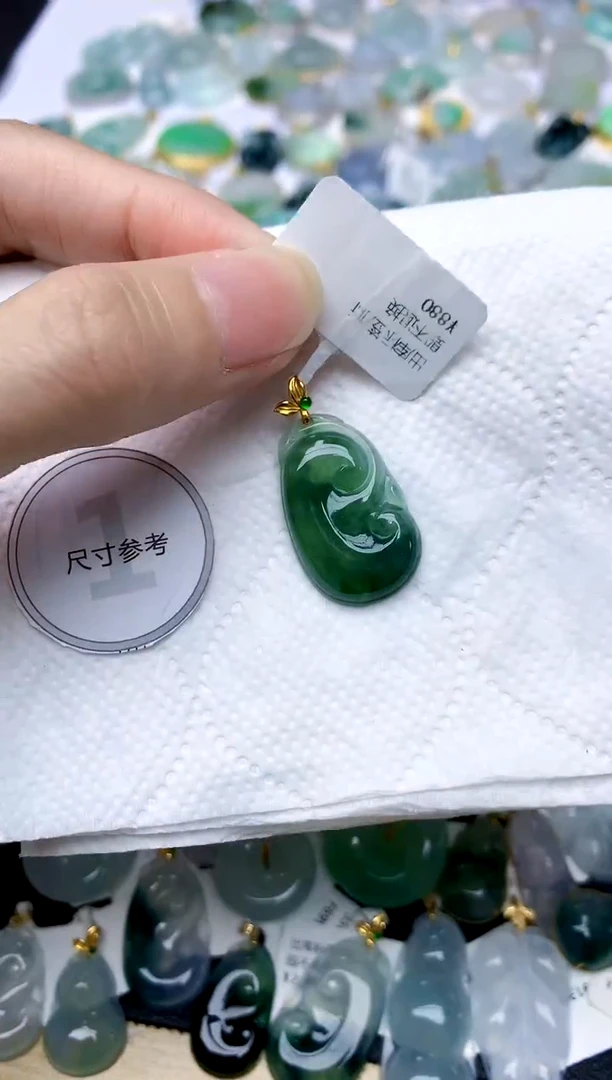 颈饰18K金镶嵌翡翠天然A货翡翠