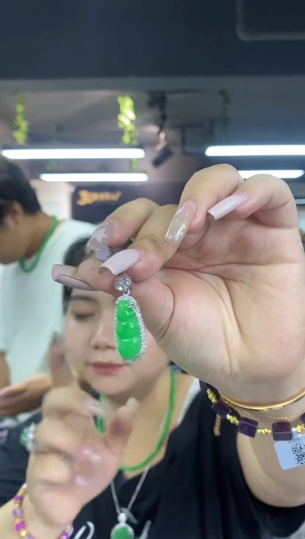 翡翠未镶嵌颈饰多样性发其一颜色微差