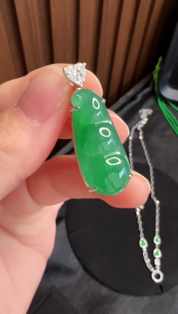 吊坠(不含链)18K金镶嵌翡翠东****仔高冰福豆吊坠