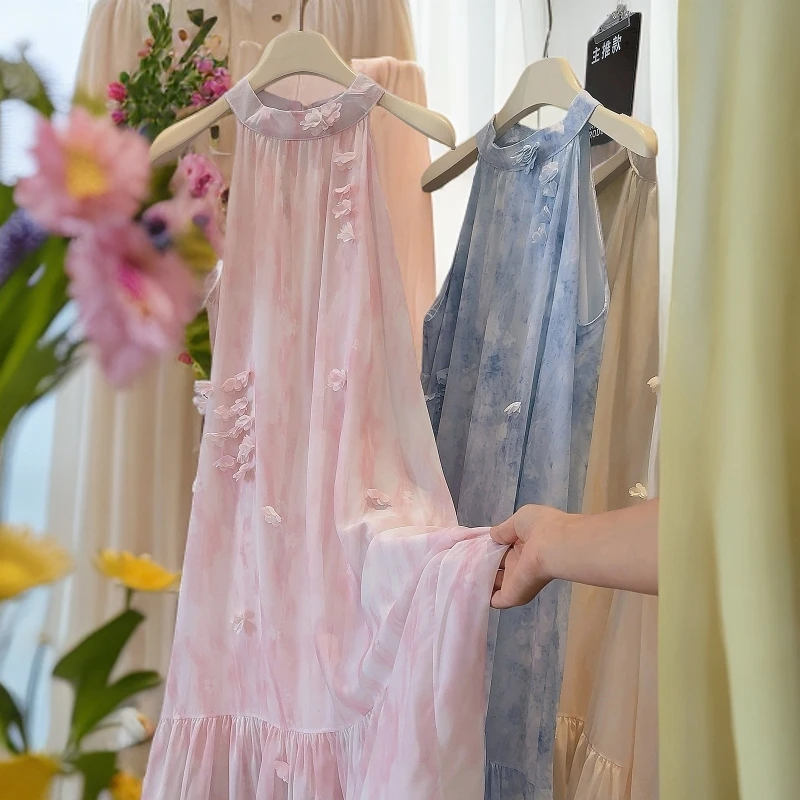 气质扎染立体花朵挂脖露肩韩版女2025夏季宽画报夫人长款连衣裙