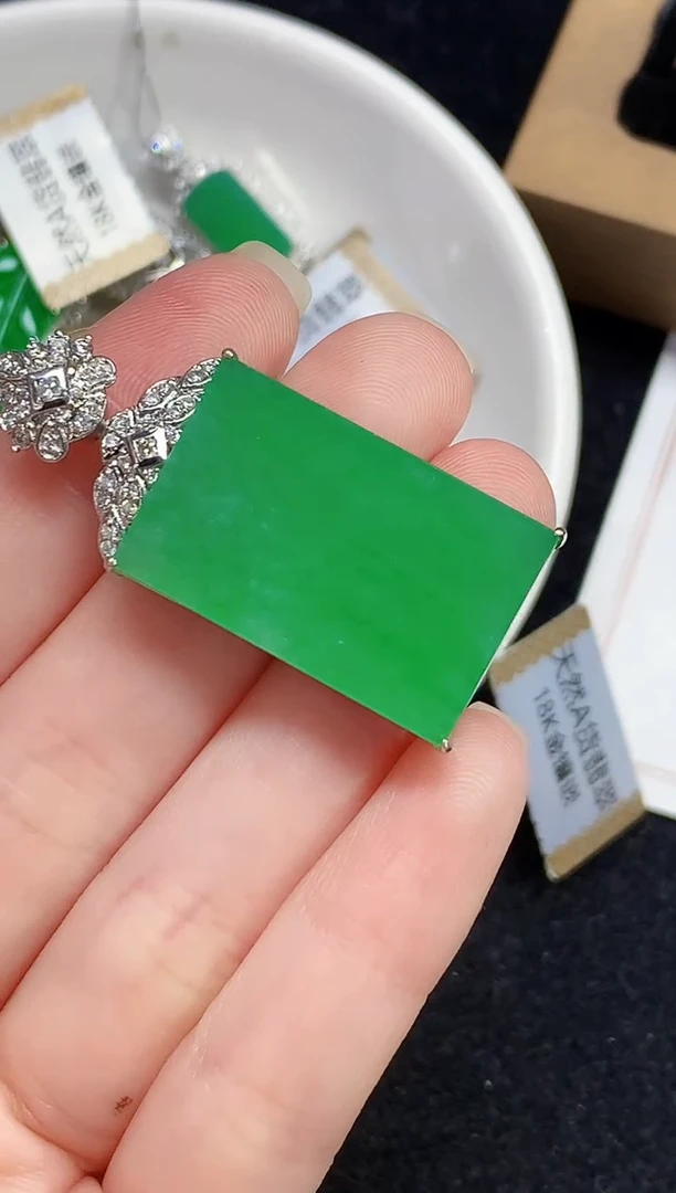 吊坠(不含链)18K金镶嵌翡翠多样性发其一