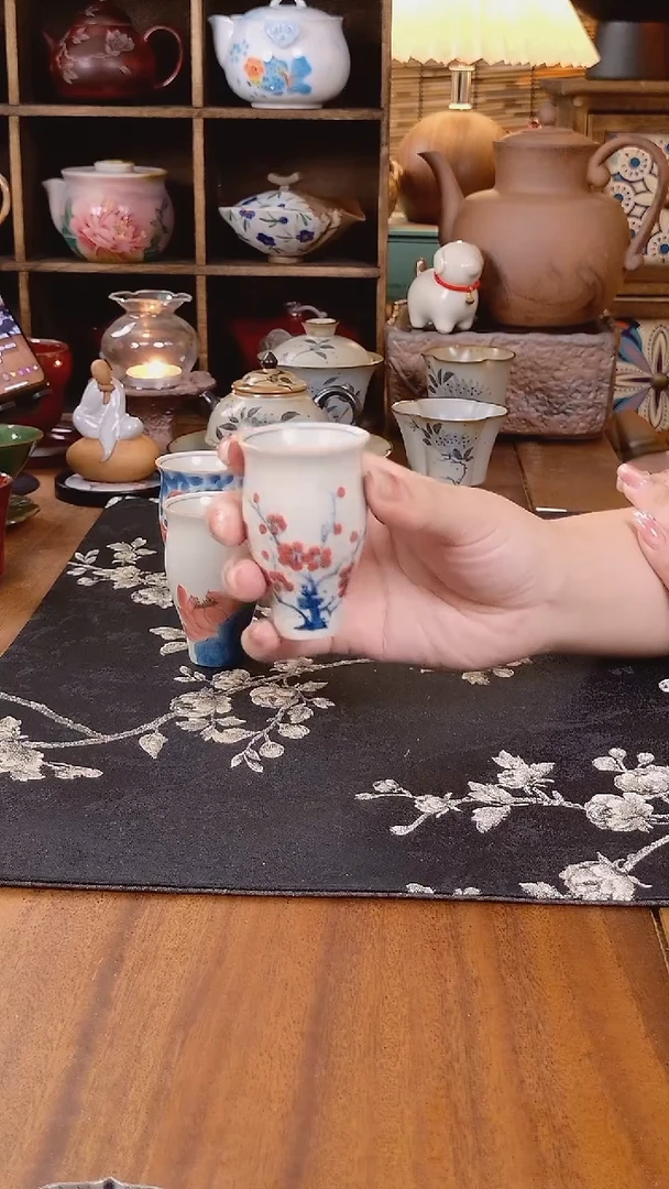 釉下手绘寒梅美人杯