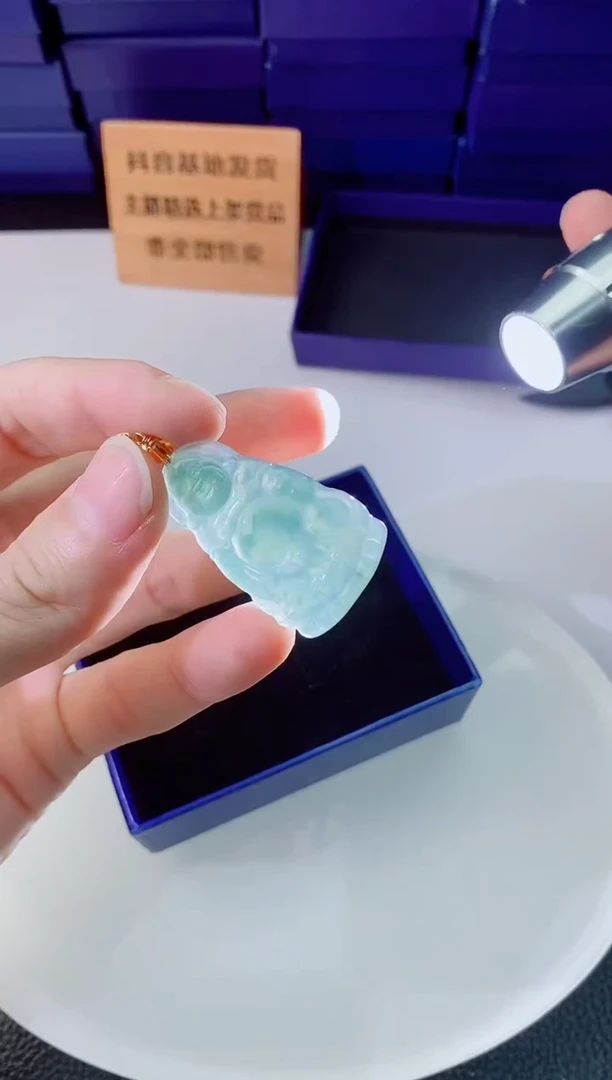 翡翠未镶嵌颈饰    `