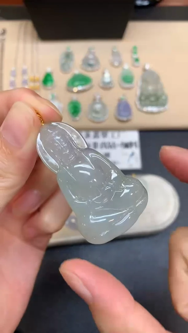 颈饰18K金镶嵌翡翠观音【无服务费